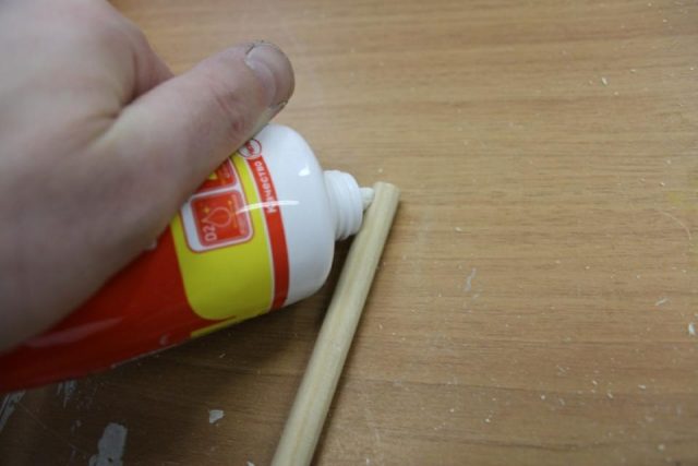 Конец жердочки обмакивается в клей.